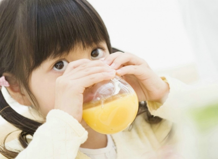 
 Nên cho trẻ ăn hoa quả và uống nhiều nước hơn bình thường để bù lại lượng nước đã mất trong cơ thể.