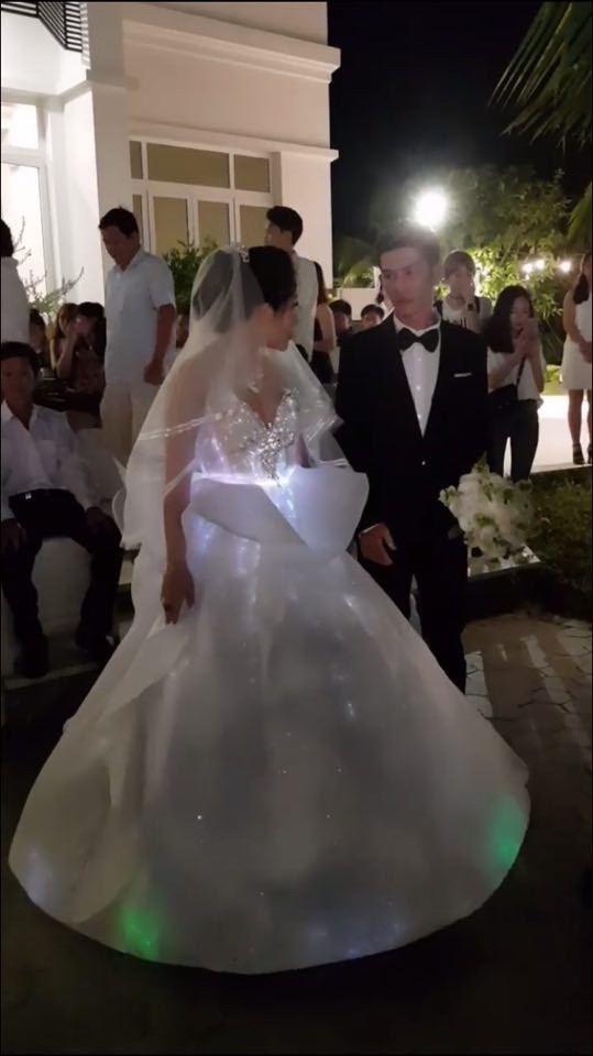 Váy cưới phát sáng trị giá 200 triệu của cô dâu Bến Tre