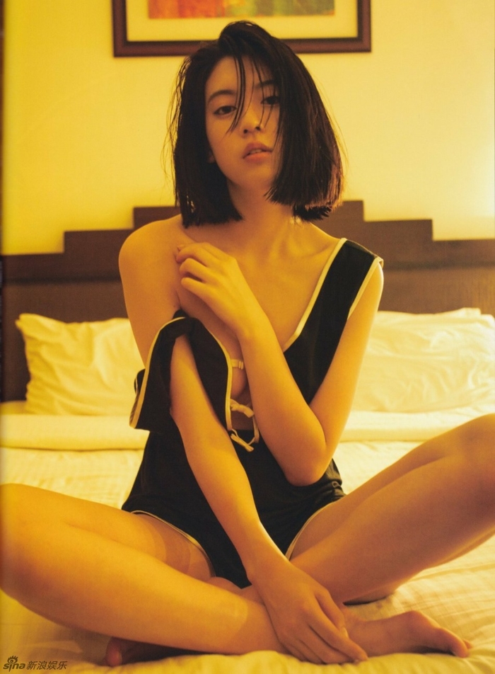 yan - Ayaka Miyoshi thể hiện phong cách sexy khó cưỡng.