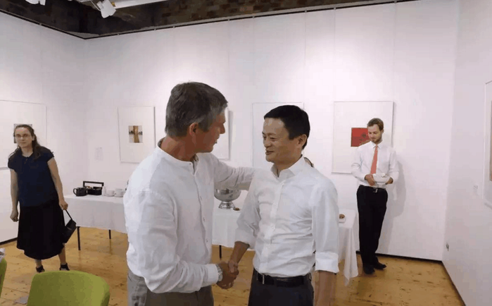 
Jack Ma và con trai ông Ken trong một lần gặp gỡ