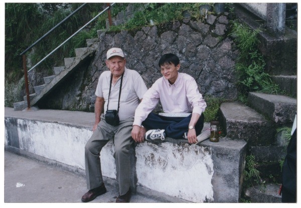 
Ông Ken và Jack Ma trong chuyến du lịch ở Úc