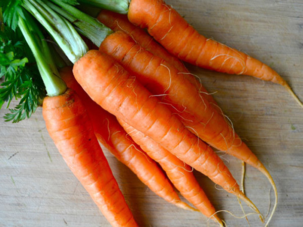 
Cà rốt cũng là thực phẩm rất hiệu quả trong việc đánh bay mỡ mặt.