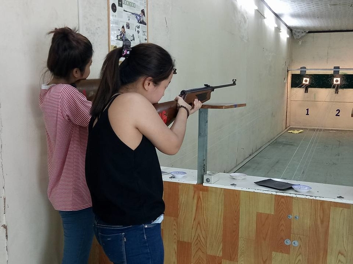 
Các bạn nữ cũng không kém cạnh, khi nhắm bắn chẳng khác gì tay súng chuyên nghiệp.
