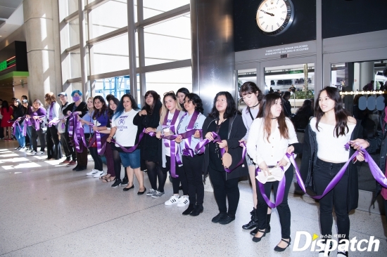 
Rất nhiều người hâm mộ của các chàng trai nhà Big Hit đã có mặt từ sớm tại sân bay để chào đón BTS hạ cánh tại sân bay ở Los Angeles.