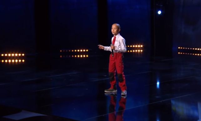 Cậu bé gốc Việt đeo khăn quàng đỏ gây sốt trên chương trình quốc tế khiến CĐM xúc động