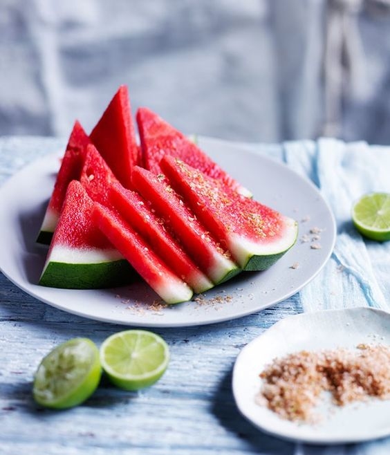 Dừng ngay việc ăn dưa hấu vào những ngày hè nắng nóng nếu bạn muốn da bị lão hóa sớm