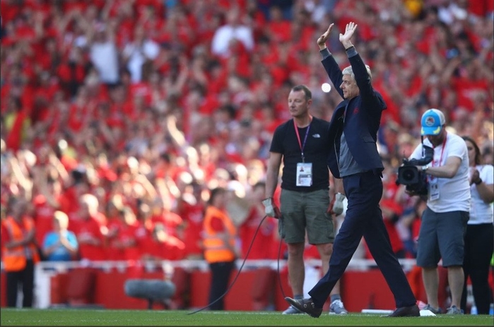 
Trước khi trận đấu diễn ra, ban lãnh đạo Arsenal tổ chức buổi tri ân hoành tráng cho "Giáo sư".
