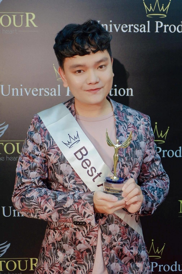 
Nghệ sĩ Trịnh Tú Trung - giám khảo của chương trình Quý cô hoàn hảo là người đồng hành cùng Ngọc Lan Vy suốt cuộc thi. Anh cũng được vinh danh là Nghệ sĩ xuất sắc Hoàn vũ - Best Artist Of Universe. 