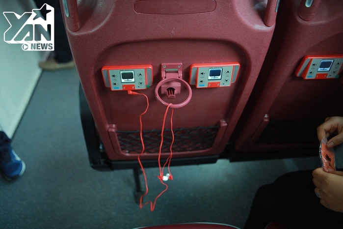 
Trên xe có Wi-Fi miễn phí, cổng sạc USB, tủ lạnh, hệ thống camera giám sát cảnh báo an toàn cho hành khách.