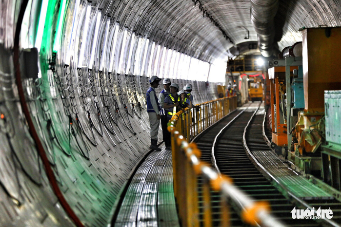 
Sau lễ, công nhân tất bật thi công để đường hầm metro thứ hai hoàn thành đúng tiến độ - Ảnh: HỮU KHOA