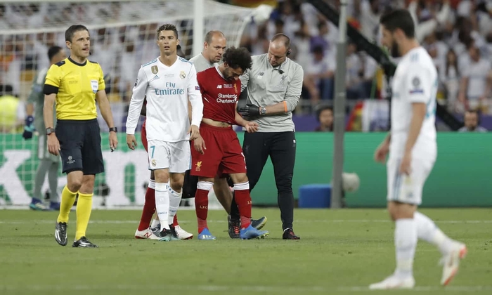 
Salah bật khóc khi không thể tiếp tục thi đấu và bỏ ngỏ khả năng đến với World Cup 2018.