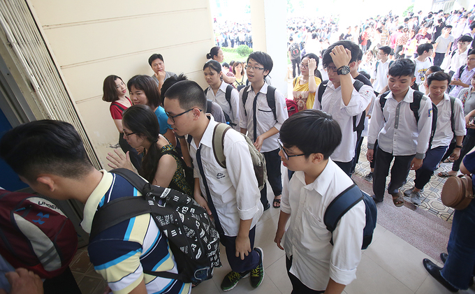 
Đoàn dài thí sinh xếp hàng vào điểm thi tại nhà D Đại học Sư phạm Hà Nội.​