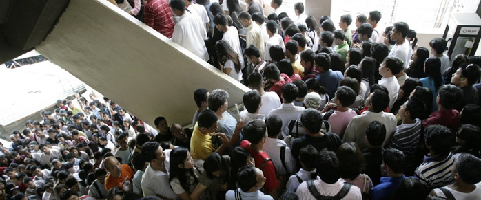 
Người dân Philippines chen chúc nhau trên đường vào ga tàu tại thành phố Manila, nơi có mật độ dân số 42.800 người/km2, gấp đôi New York (Mỹ).​


Một bãi đỗ xe ngoài ga tàu Kandivali ở Mumbai, Ấn Độ. Phong cách "điền vào chỗ trống" chẳng khác nào nước ta.
