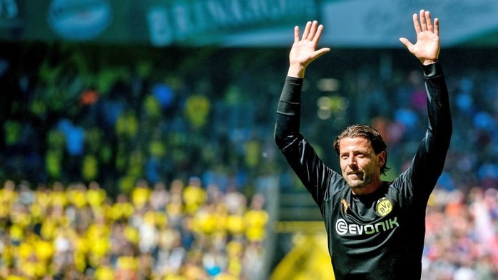 
Ở tuổi 37, Roman Weidenfeller​ đã chính thức giã từ sân cỏ sau 16 năm gắn bó với đội bóng vàng đen Borussia Dortmund. Trong những năm tháng chơi bóng tại Signal Iduna Park, thủ thành người Đức đã nếm trải tất cả những khoảnh khắc vui buồn của đội bóng vùng Ruhr và anh mãi là một biểu tượng trong lòng các CĐV. Có nhiều thông tin cho rằng Weidenfeller đang cân nhắc một vị trí trong Ban lãnh đạo của Dortmund.