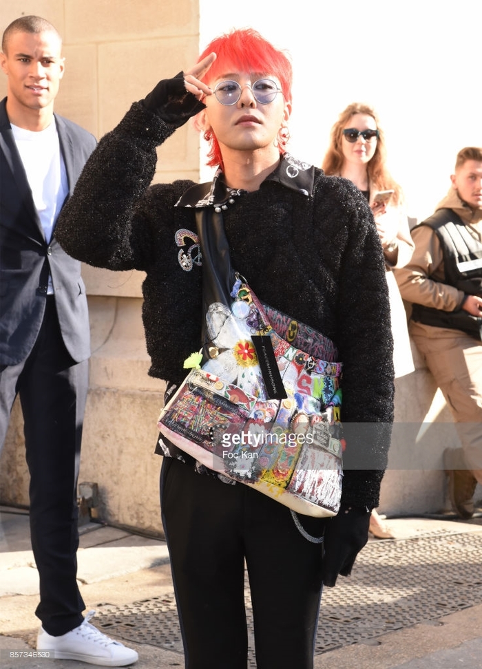 Dù trông rất bé nhỏ khi đứng cạnh những ngôi sao khác, G-Dragon vẫn là một biểu tượng của thời trang Hàn. 