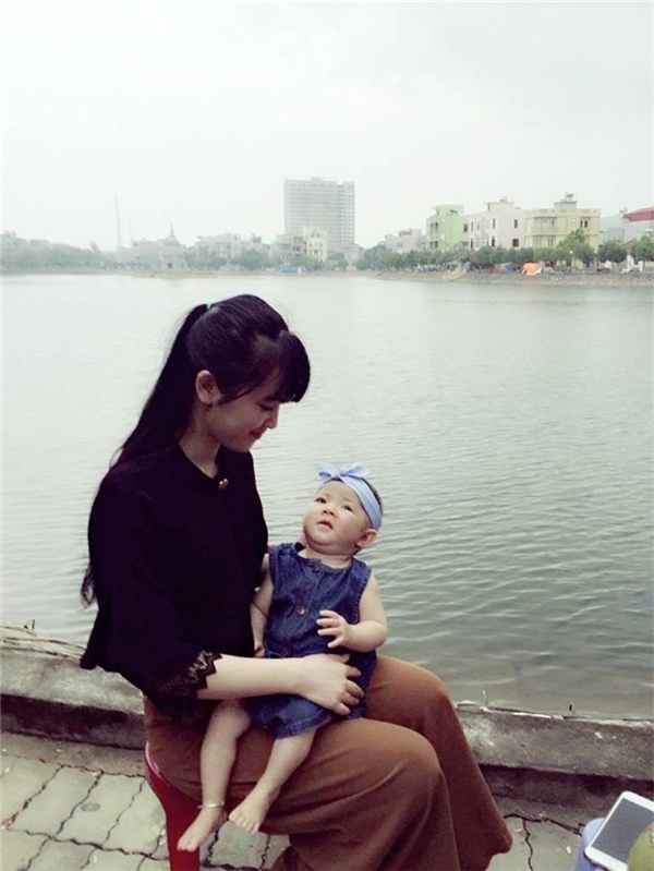 Bé gái Lào Cai 14 tháng nặng 3,5kg và mẹ nuôi 9x xinh đẹp ngày ấy bây giờ ra sao?