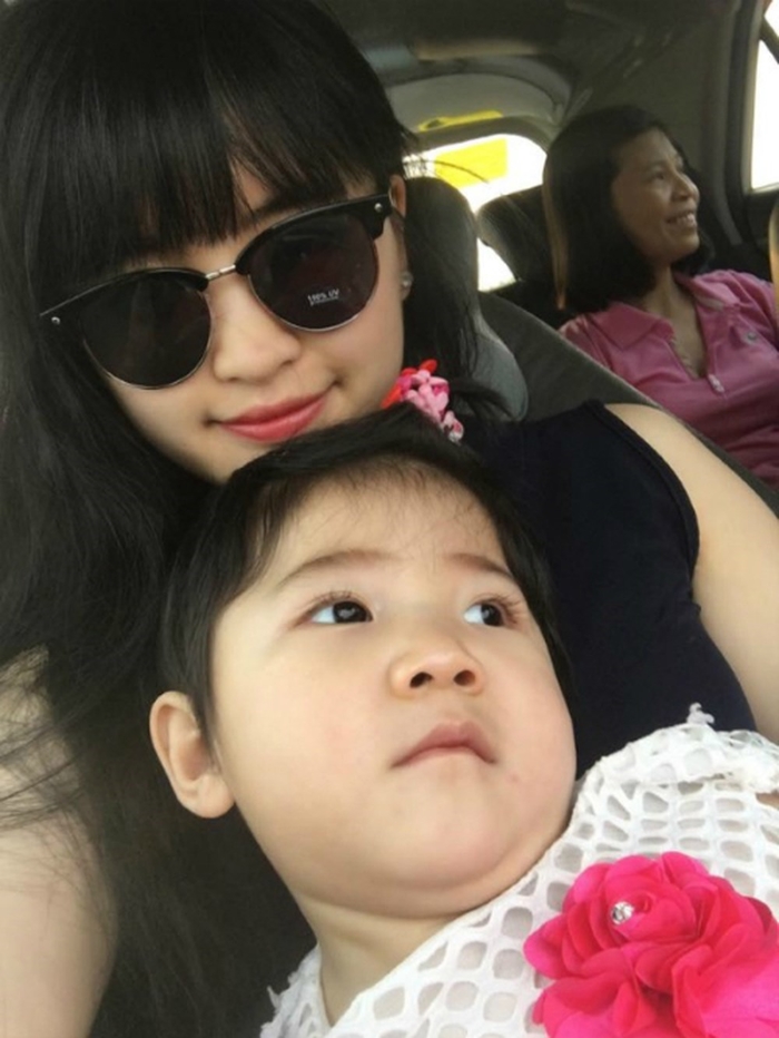 Bé gái Lào Cai 14 tháng nặng 3,5kg và mẹ nuôi 9x xinh đẹp ngày ấy bây giờ ra sao?