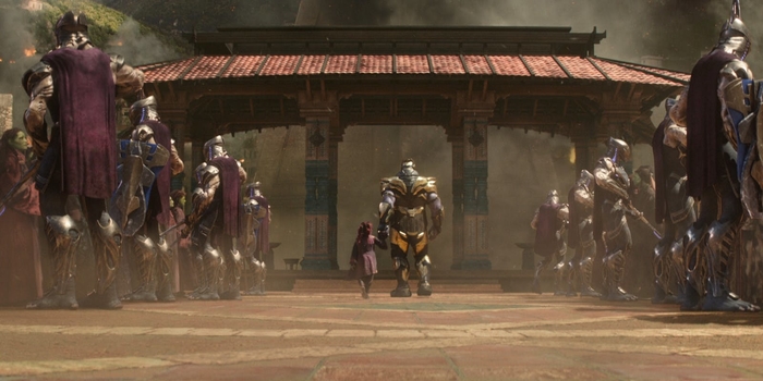 
Cũng chính cánh cổng này, trong không gian tràn ngập ánh vàng, Thanos gặp lại hình ảnh của cô bé Gamora lúc nhỏ.
