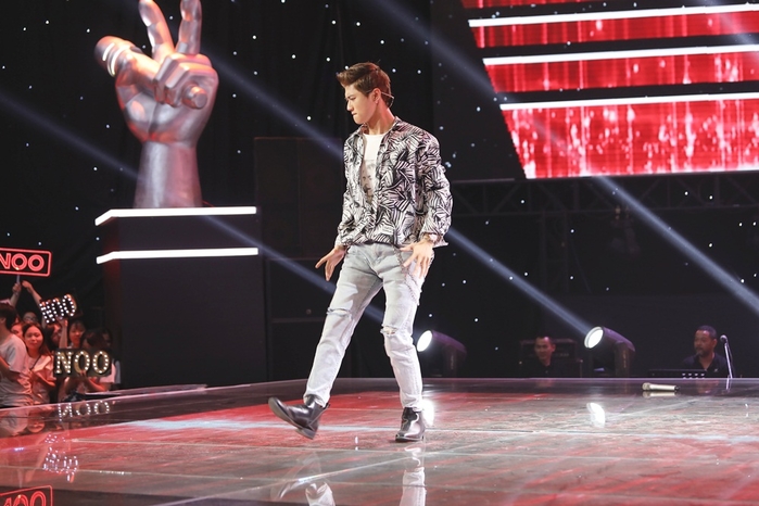 
Giọng ca 22 tuổi còn thể hiện vũ đạo trên sân khấu The Voice 2018.