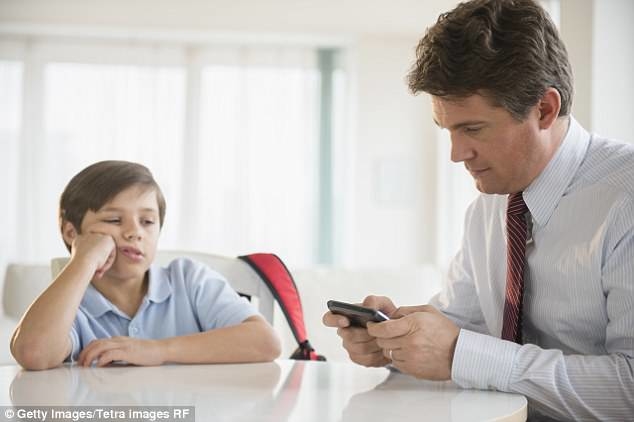 
Trẻ em cho rằng chúng luôn phải cạnh tranh với các thiết bị công nghệ để được cha mẹ mình quan tâm hơn