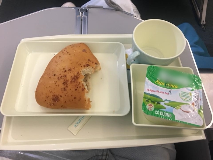 
Món ăn nhẹ với bánh mì nhân thịt mới được Vietnam Airlines phục vụ trên máy bay (Ảnh: D.C.N)