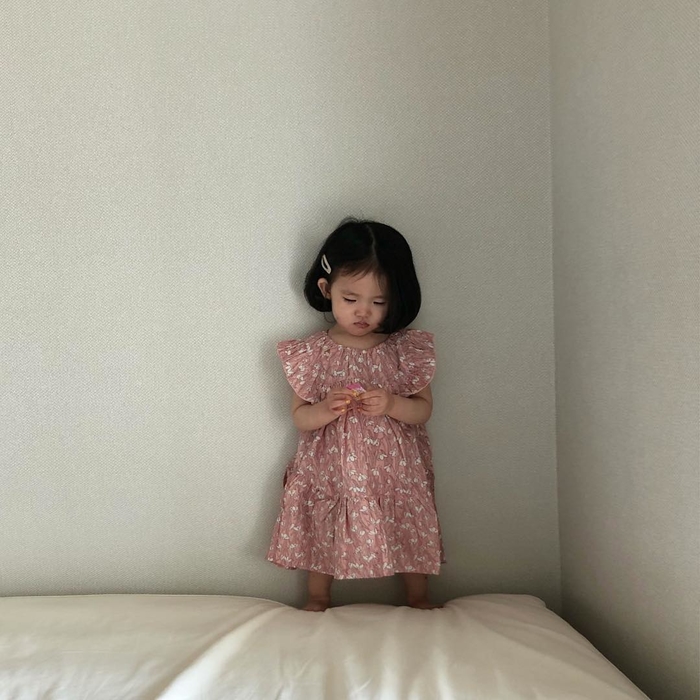 Chỉ cần nhìn vào gương mặt đáng yêu cùng làn da trắng xinh của em bé gái Hàn Quốc này, bạn sẽ không khỏi cảm thấy yêu thích ngay từ cái nhìn đầu tiên. Hãy cùng xem hình ảnh để tận hưởng niềm vui và sự đáng yêu của cô bé nhé!