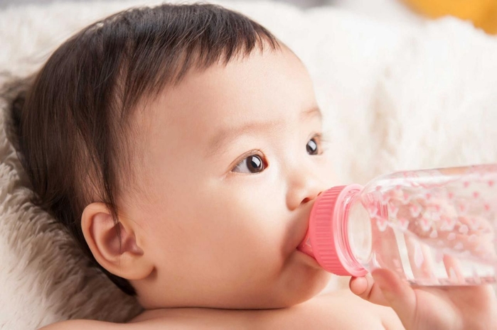 
Uống nước ấm thay cho thức uống lạnh để tránh viêm họng ở bé bạn nhé!