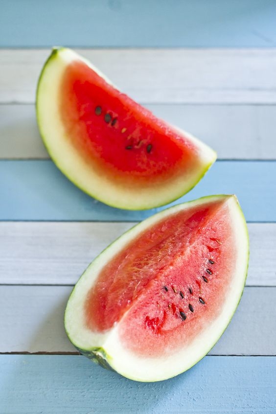 Dừng ngay việc ăn dưa hấu vào những ngày hè nắng nóng nếu bạn muốn da bị lão hóa sớm