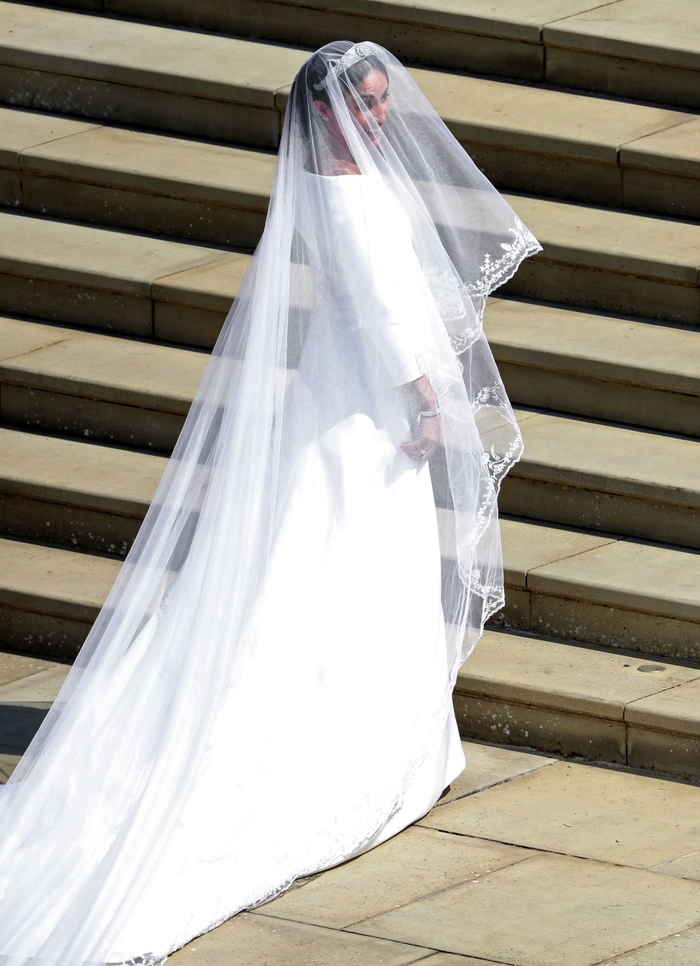 
Váy cưới đơn giản mang biểu tượng của Meghan Markle.