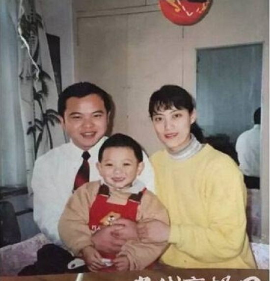 
Bức ảnh gia đình ngày Hoàng Tử Thao còn nhỏ. 