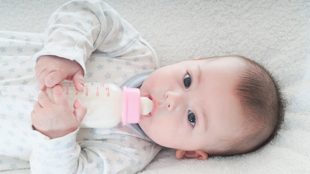 
Các phụ huynh không nên lơ là trong việc chọn sản phẩm sữa cho bé nhé!