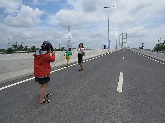 
Các bạn trẻ háo hức chụp hình cùng cây cầu mới - Ảnh H.Phan/Pháp Luật