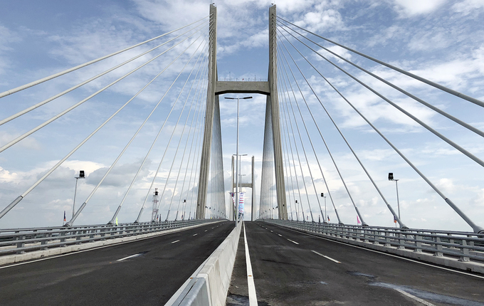 
Cầu Cao Lãnh dài hơn 2 km, rộng 24,5 m, gồm 4 làn ôtô và hai làn xe máy, thô sơ; tốc độ thiết kế 80 km/h. - Ảnh: VnExpress