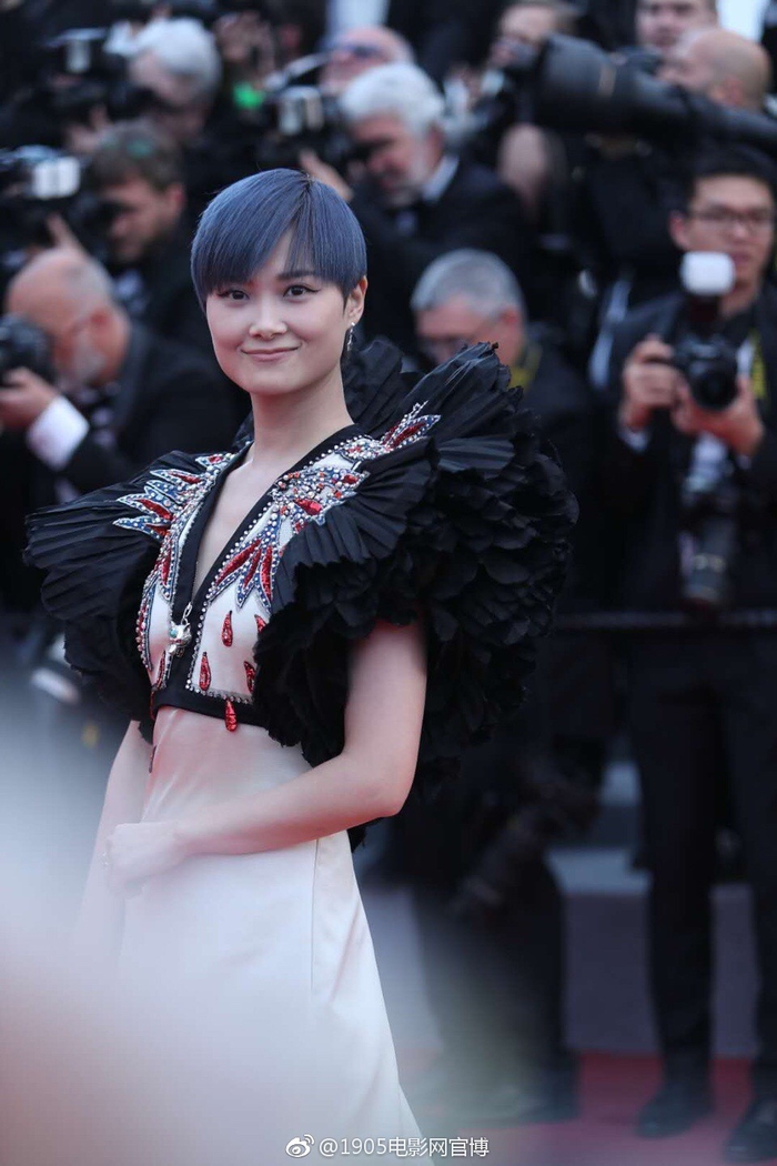
Lý Vũ Xuân đều "mất hút" trên thảm đỏ Cannes.