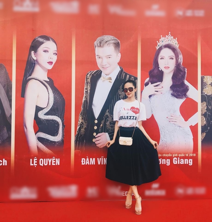 
Hoa hậu Hương Giang lại xuất hiện trong ngày lễ nhộn nhịp với chiếc áo phông in hình kết hợp chân váy đen đơn giản .
