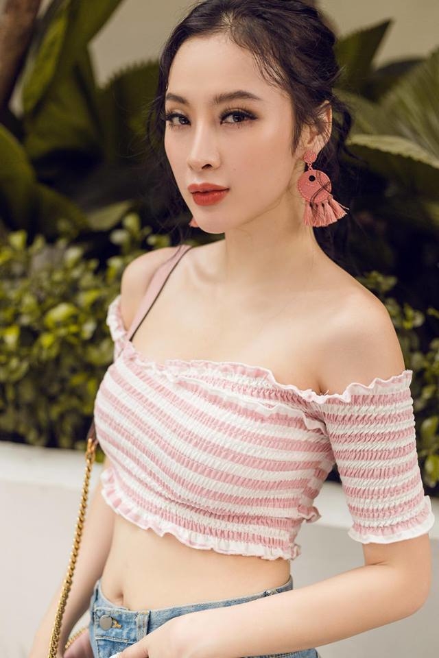 
Angela Phương Trinh luôn có gu thời trang sành điệu và gợi cảm không kém. Bằng chứng là ngay ngày đầu của kỳ nghỉ lễ, mỹ nhân này đã chọn phối áo bardot cùng quần jean ôm dáng.