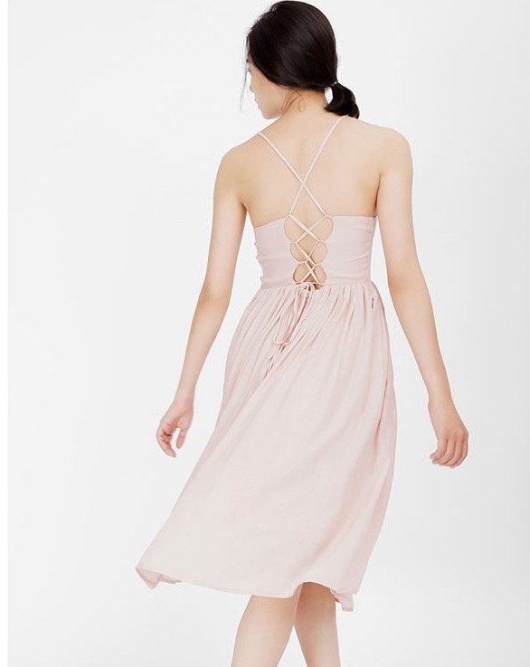 
Chiếc váy hở lưng mau hồng sẽ giúp bạn có vẻ bề ngoài dịu dàng và quyến rũ