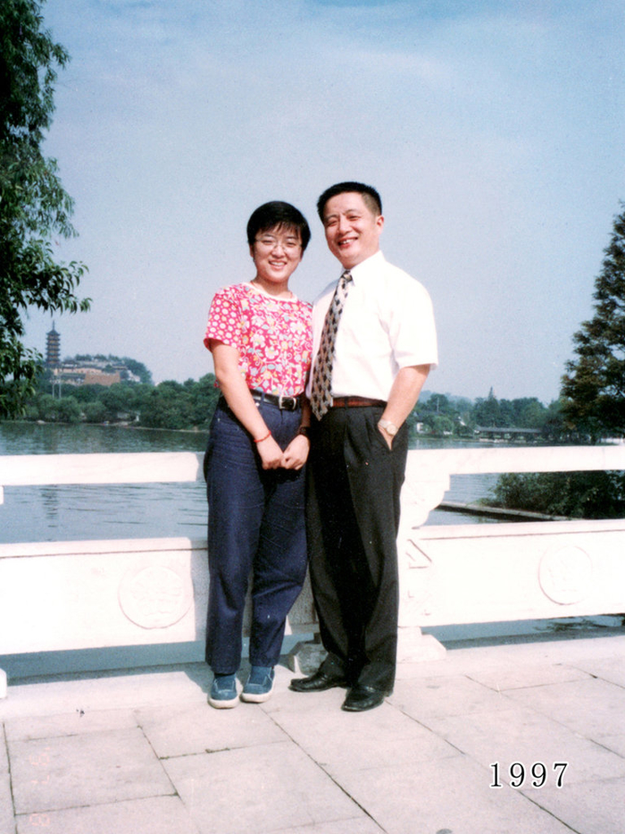
1997, Hoa Hoa đã trưởng thành hơn, và người cha theo thời gian đã không còn trẻ trung như bức ảnh đầu tiên chụp cùng nhau.