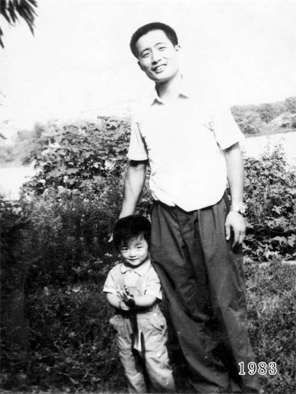 
Từ 1980 đến 1983, Hoa Hoa đã lớn lên rất nhiều, còn bố Duẫn Khánh thì vẫn trẻ và đẹp trai như thế.