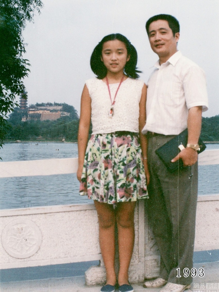 
Cho đến năm 1993, Hoa Hoa đã cao gần bằng bố, và mái tóc đã được nuôi dài hơn.