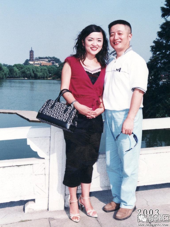 
2003, Hoa Hoa đã 24 tuổi, và bố cô đã 49 tuổi.