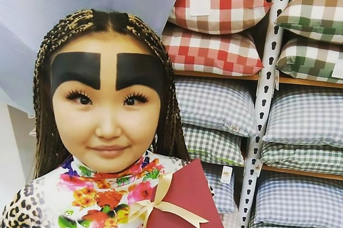 
Cô gái tới từ Nga đã trở nên nổi tiếng trên mạng xã hội nhờ vào đôi lông mày "thần thánh" của mình