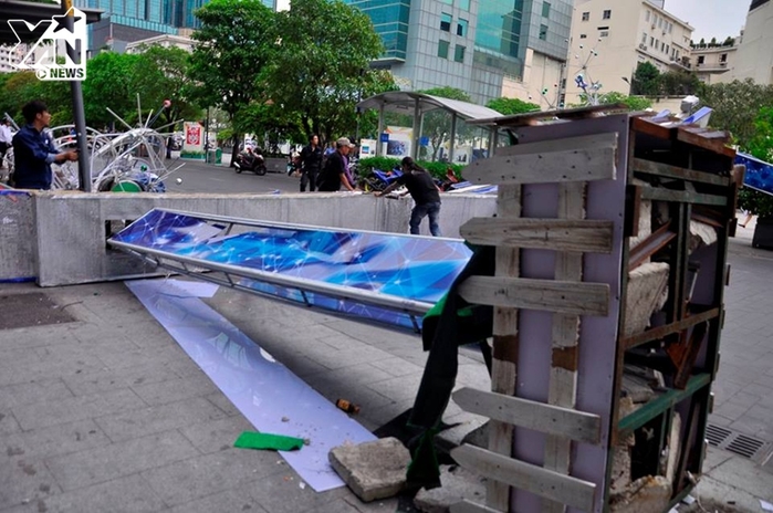 Cổng chào trang trí trên Phố đi bộ Nguyễn Huệ ở Sài Gòn đổ sập đè 1 người bị thương