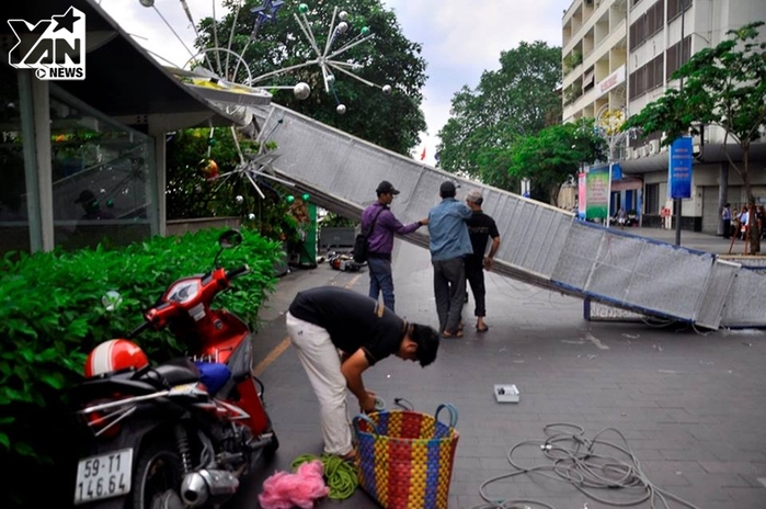 Cổng chào trang trí trên Phố đi bộ Nguyễn Huệ ở Sài Gòn đổ sập đè 1 người bị thương