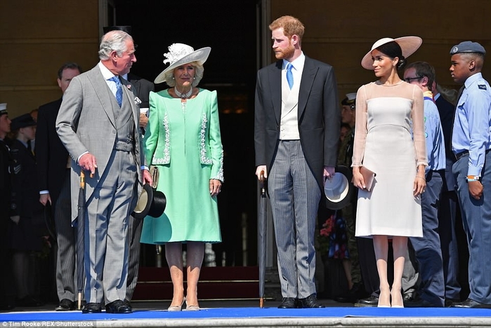 
Vợ chồng hoàng tử Harry cùng xuất hiện trong bữa tiệc mừng sinh nhật lần thứ 70 của Thái tử Charles​