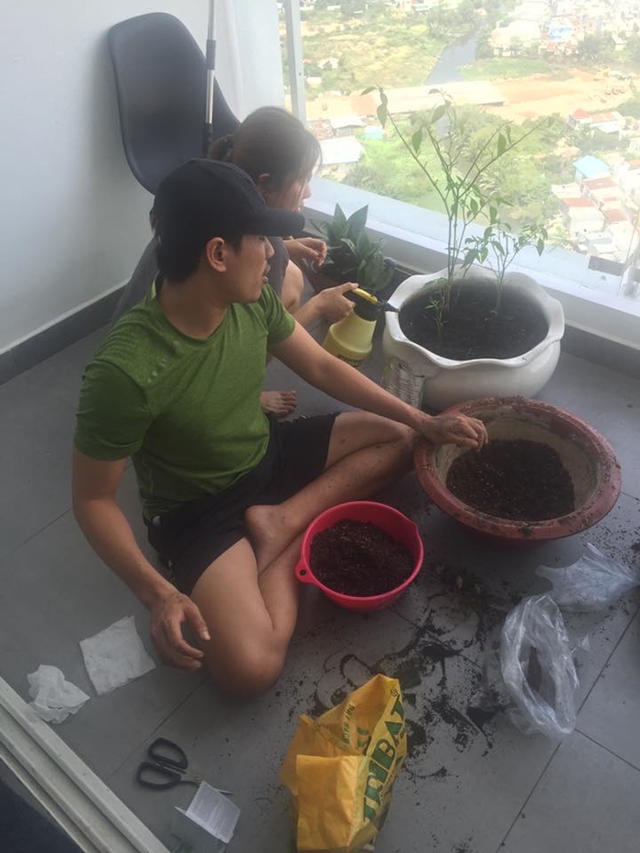 
Nam diễn viên đang trồng cây cho khu vườn nhỏ tại căn hộ. - Tin sao Viet - Tin tuc sao Viet - Scandal sao Viet - Tin tuc cua Sao - Tin cua Sao