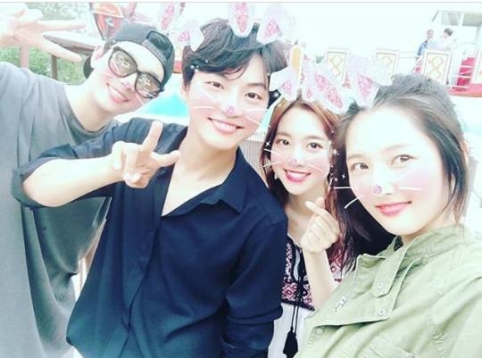 Yoon Si Yoon thân thiện chụp ảnh với fan Việt khi cùng đoàn phim đi nghỉ dưỡng tại Đà Nẵng