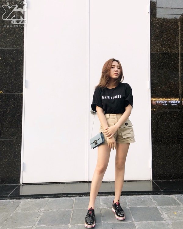 
Min Nguyễn lại có set đồ phóng khoáng hơn với áo phông baggy và quần short cạp cao, gam màu tan. Cách sắp xếp và chọn màu sắc của cô bạn này tạo được hiệu ứng nổi bật vô cùng độc đáo.