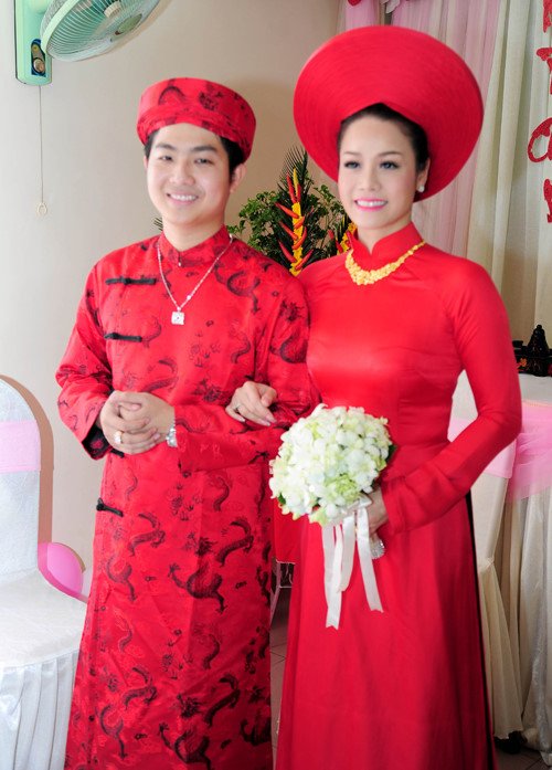 

Vợ chồng Nhật Kim Anh đều chọn áo dài truyền thống với gam màu đỏ nổi bật trong ngày hạnh phúc nhất.
