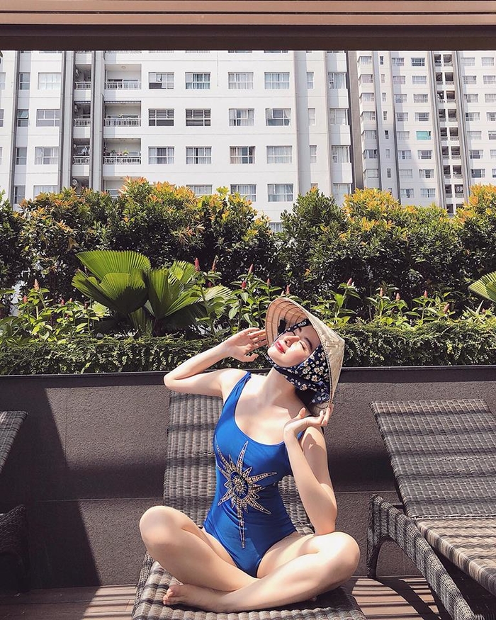 
Không ít mỹ nhân Việt diện swimsuit nhưng hẳn chỉ có mỗi Angela Phương Trinh là sáng tạo với nón lá thế này.